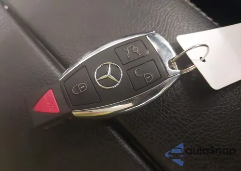 2016 Mercedes-Benz C 300 4Matic z USA, uszkodzony, nr VIN 55SWF4KB0GU172389